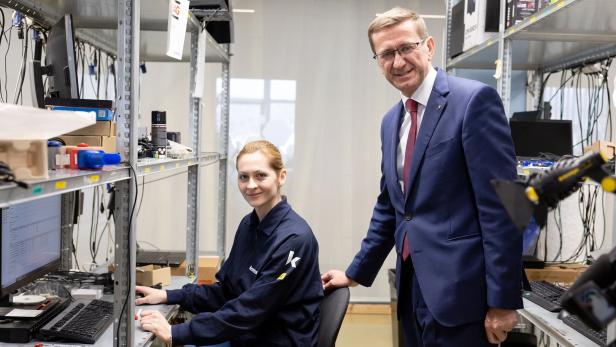Milena Belic (li.) und Landesrat Achleitner 