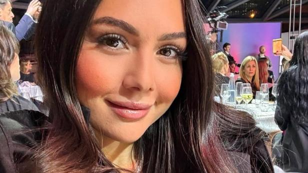 Schwangere Katharina Eisenblut im Spital: Sorge um ungeborenes Kind Katharina Eisenblut: 30-jährige Brünette mit schwarzem Blazer posiert für ein Selfie