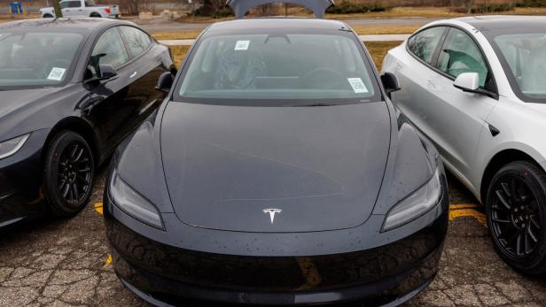 Police investigates report of vandalism to Tesla vehicles in Hamilton Tesla-Verkäufe in Österreich um 70 Prozent eingebrochen