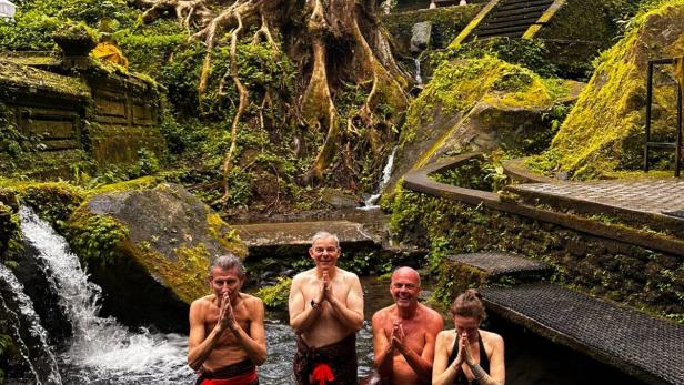 Bali: Wo sich Touristen mit Feuer und Wasser spirituell reinigen