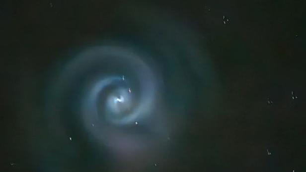 Eine Lichtspirale am Nachthimmel sorgte für Aufregung Eine blaue Lichtspirale am Nachthimmel