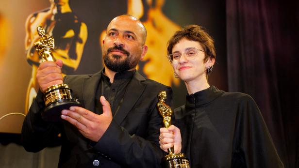 FILE PHOTO: 97th Academy Awards - Oscars Governors Ball - Hollywood Hamdan Ballal und Rachel Szor posieren mit dem Oscar für den Besten Dokumentarfilm für "No Other Land".