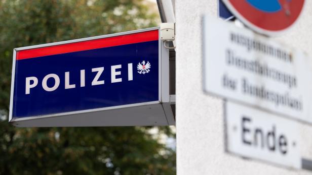 Polizeischild neben Parkverbotsschild