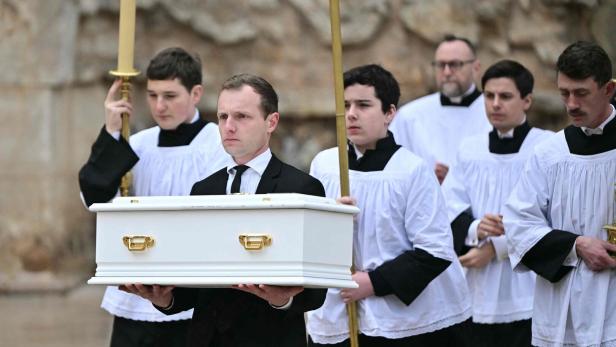 FRANCE-CHILDREN-MISSING-CEREMONY Die Überreste des kleinen Émile werden begraben