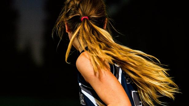 Zog Schülerin an den Haaren: 81-jähriger Basketballtrainer gefeuert Rückenansicht einer blonden Basketballspielerin
