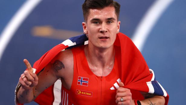 Jakob Ingebrigtsen mit der norwegischen Flagge um die Schultern.