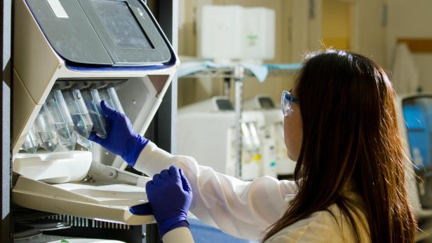 US-Unternehmen 23andMe hat Konkurs angemeldet, nachdem nicht genug DNA-Kits verkauft wurden. Nun sind Kunden über ihre Daten besorgt. US-Unternehmen 23andMe hat Konkurs angemeldet, nachdem nicht genug DNA-Kits verkauft wurden. Nun sind Kunden über ihre Daten besorgt.