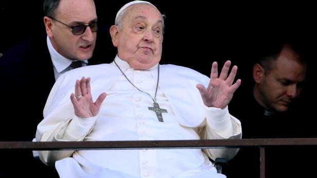 Pope Francis blesses the faithful from the balcony of the Gemelli hospital Papst Franziskus bei seinem ersten öffentlichen Auftritt bei der Spitalsentlassung