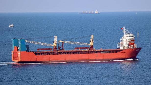 Russian cargo ship Angara is pictured in the Black Sea entrance of Bosphorus, off Istanbul Der Schiffsverkehr im Schwarzen Meer galt schon zuvor als einigermaßen sicher