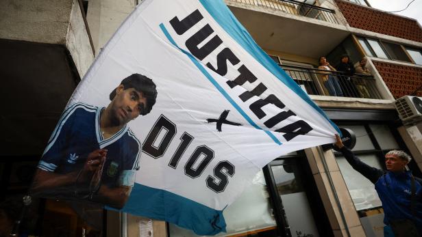 Court case against eight people charged with Maradona's death Fahrlässige Tötung von Maradona: Ex-Leibwächter festgenommen