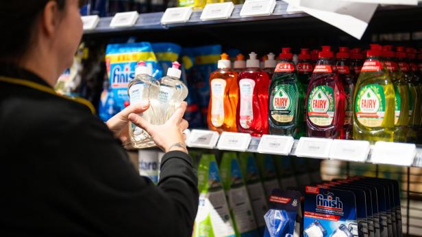 ++ THEMENBILD ++ LEBENSMITTEL / SUPERMARKT / HANDEL / WARENKORB / TEUERUNG / INFLATION Viel zu kleine Schrift: Grundpreise in Supermärkten oft kaum lesbar