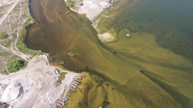 SENEGAL-ENVIRONMENT-LAKE Luftaufnahme von Booten an einem Flussufer.