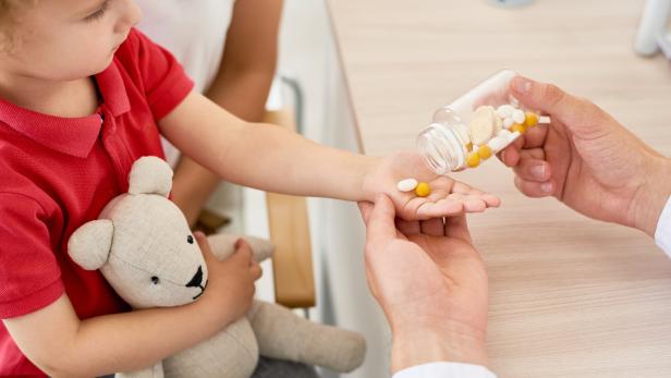 Vitamin C for Children Kind bekommt Tabletten.