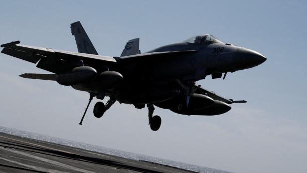 USS Aircaft Carrier Nimitz, off the coast of Busan Mit F-18 Jets griffen die USA den Jemen an
