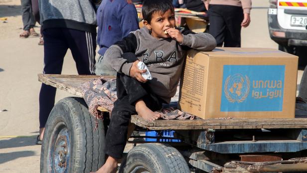 Palestinians receive aid from UNRWA in Khan Younis in the southern Gaza Strip Hilferuf der UNO aus Gaza: „Keine Hilfe kommt mehr, seit Wochen“