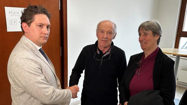 46-214037133 Nach der Einigung am Bezirksgericht Mödling reichten einander Rechtsanwalt Patrick Skalitzky (l.) und das Ehepaar Sperl die Hände.