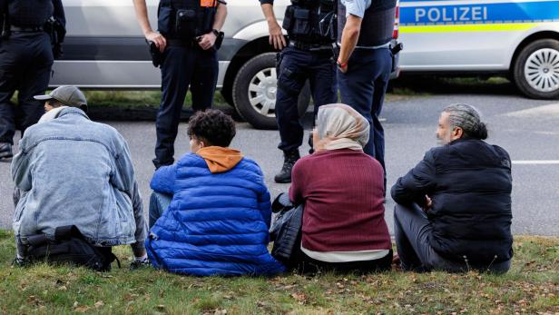 FILES-GERMANY-POLAND-POLITICS-BORDERS-MIGRANTS Asylwerber an der polnisch-deutschen Grenze. Die künftige deutsche Regierung will noch härter gegen Migration vorgehen