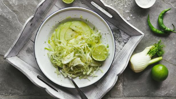 Krautsalat mit Apfel und Fenchel.