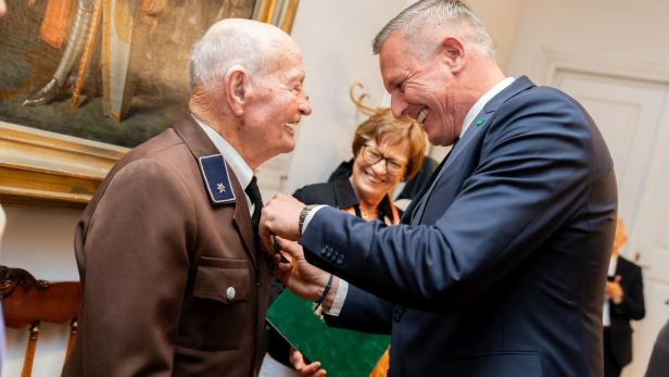 Mann erhält Ehrung