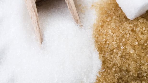 Weißer Zucker vs. brauner Zucker.