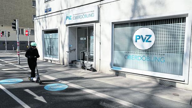 Ein Rollerfahrer vor dem PVZ Oberdöbling in der Krottenbachstraße.