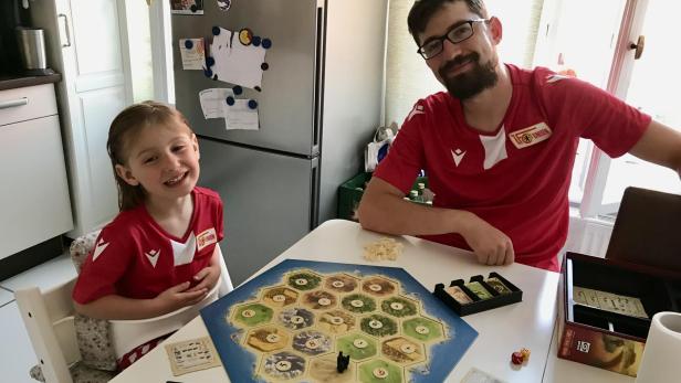 Markus Heinze mit seiner Tochter beim Catan-Spielen