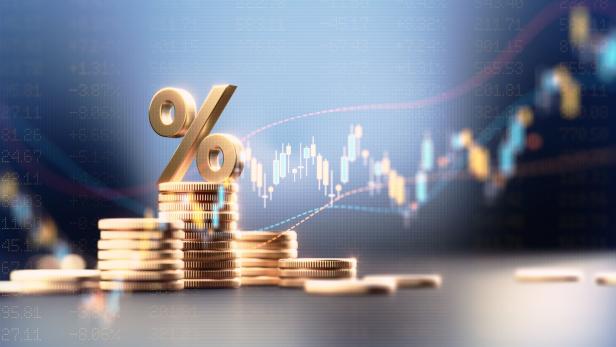 Percentage Sign On Top Of Coin Stacks Before Blue Financial Graph Für jene, die auf Stabilität setzen, ist Festgeld eine gute Wahl