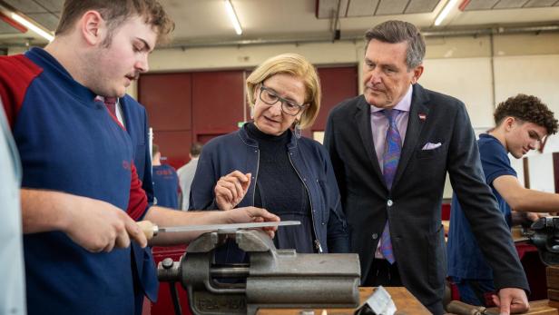 46-214084684 Erneute Westbahnsperre: Mikl-Leitner mit Forderungen an SPÖ-Verkehrsminister