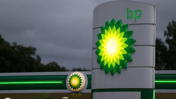 Beleuchtete BP-Tankstellen-Logos bei Nacht Beleuchtete BP-Tankstellen-Logos bei Nacht