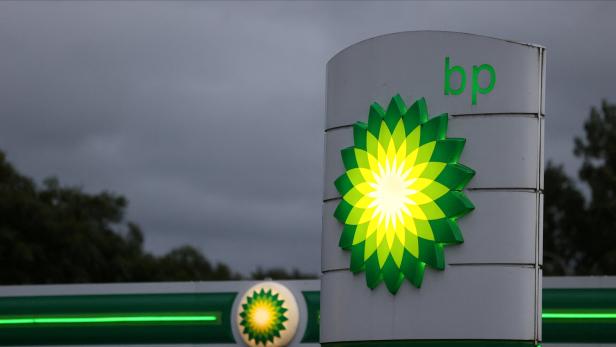 Beleuchtete BP-Tankstellen-Logos bei Nacht.