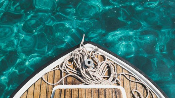 Wissenschafter warnen in einer neuen Studie, dass Urlauber in Kroatien besonders wachsam sein sollen. Boot mit Seil auf dem Deck in blau-grünem Meerwasser