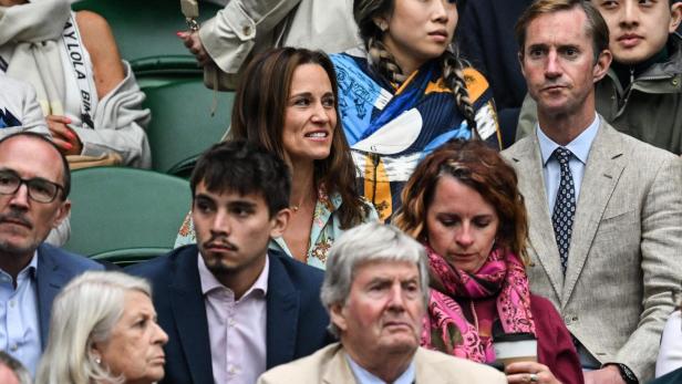 Zuschauer, darunter Pippa Middleton, verfolgen ein Tennisspiel in Wimbledon.