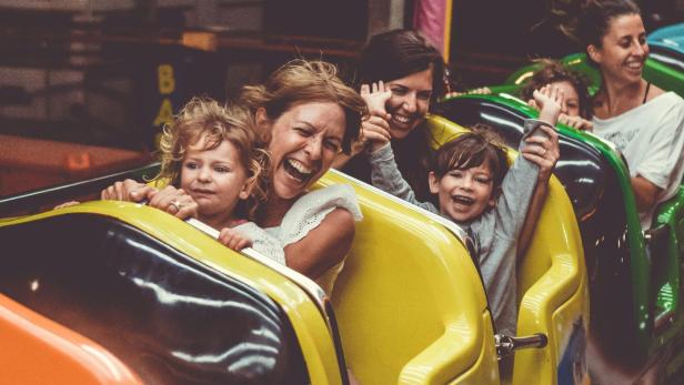 Familypark im Burgenland schockt mit Kokain-Werbevideo Drei Frauen und ihre Kinder sitzen in einer Achterbahn