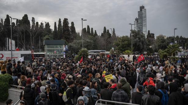 In der Türkei reißen die Proteste nach der Verhaftung des Istanbuler Bürgermeisters Ekrem Imamoglu nicht ab.