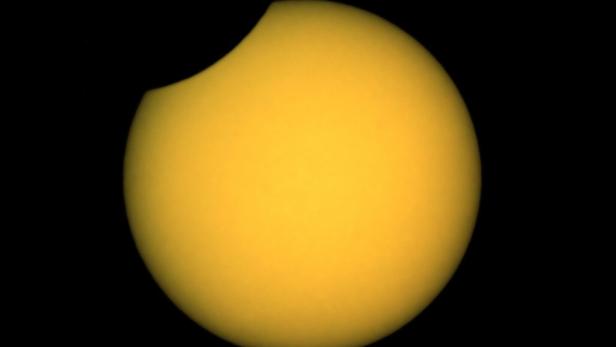 46-191422292 Sonne wird teilweise vom Neumond bedeckt.