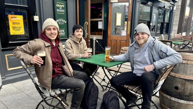 Aaron Curley (re.) und Freunde beim Feierabendbier