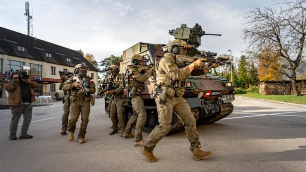 Eine Übung des Bundesheeres zeigt Soldaten vor einem Panzer.