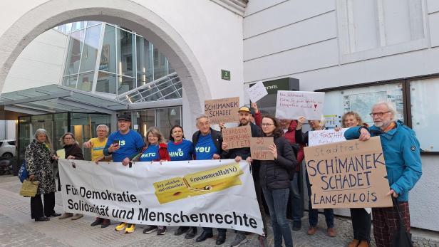 Demo vor dem Langenloiser Rathaus