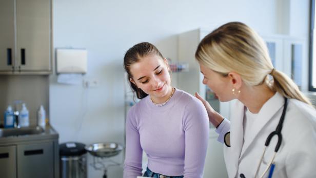 Young woman doctor explaining diagnosis to teenage girl in her ambulance. Beratungsgespräch einer Patientin bei einer Ärztin