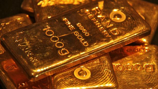 FILE PHOTO: Gold bars are displayed at a gold jewellery shop in the northern Indian city of Chandigarh Die Rallye geht weiter: Erneut Rekordhoch für Goldpreis