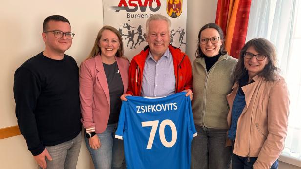 46-214093187 Zum 70. Geburtstag überreichten seine Mitarbeiterinnen und Mitarbeiter Robert Zsifkovits ein Sporttrikot.