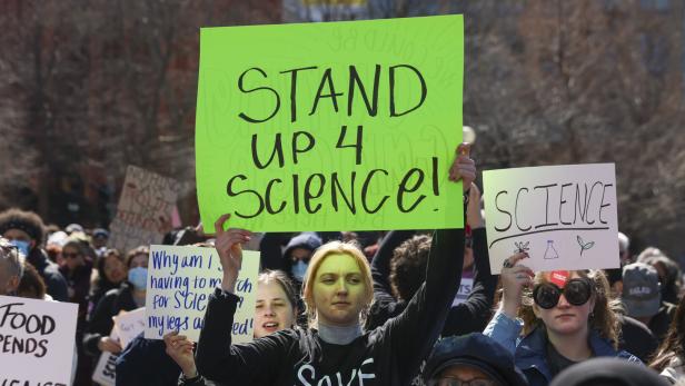 Hundreds attend Stand Up for Science rally in NYC "Klima der Unsicherheit": Wie Trumps Politik die US-Forschung verändert