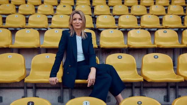 Constanze Weiss in ihrem Habitat: dem Fußballstadion. Die Moderatorin ist seit zehn Jahren für Sky Sport Austria im Einsatz