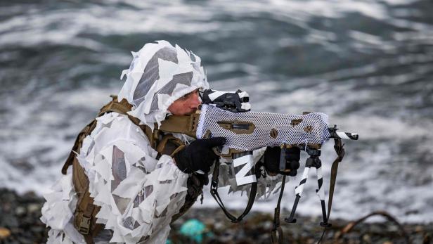 NATO-Soldat bei arktischer Militärübung