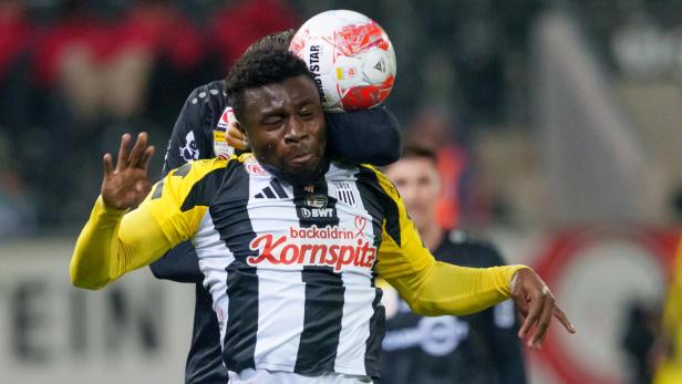 Ein Fußballspieler des LASK wird von einem Ball am Kopf getroffen.
