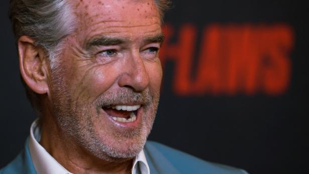 Pierce Brosnan lacht