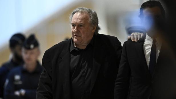 Ganz in Schwarz und auf seinen Anwalt gestützt erschien Gérard Depardieu vor Gericht Ganz in Schwarz und auf seinen Anwalt gestützt erschien Gérard Depardieu vor Gericht