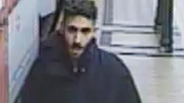46-214160338 Mann in U-Bahn beraubt: Fahndung nach Verdächtigen