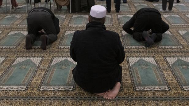 Fastenbrechen in der Khadija Moschee Mann drang mit Messer in Wiener Moschee ein und drohte mit Umbringen