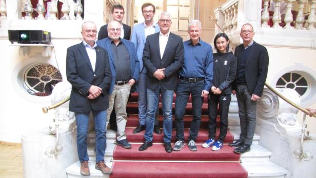 Der gewählte Vorstand: Herzog, Renner, Neuwirth, Miller, Gotschke, Jäger, Liu Jia, Adlboller